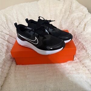 Nike Big Kid’s Cosmic Runner Road Running Shoes